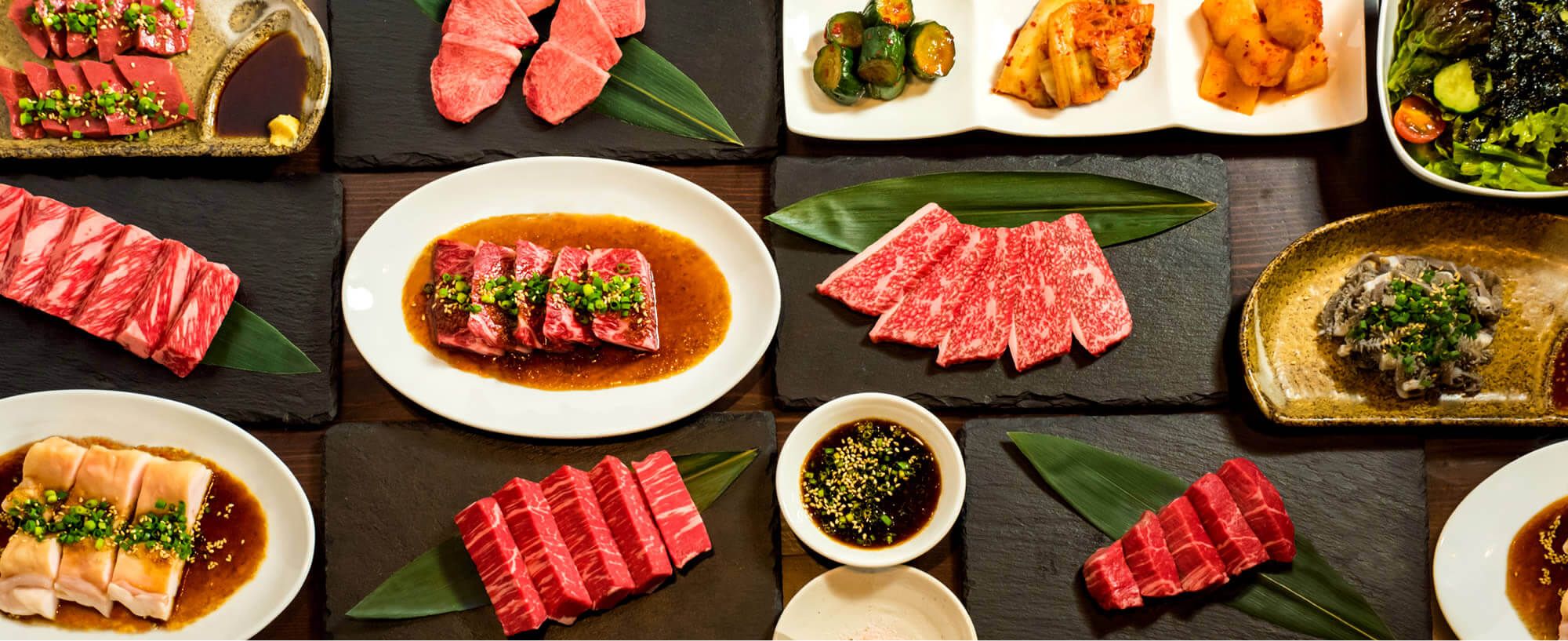 テーブルの上に並べられた焼肉きっず自慢のメニュー