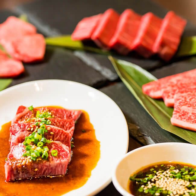 テーブルの上に並べられた焼肉きっず自慢のメニュー