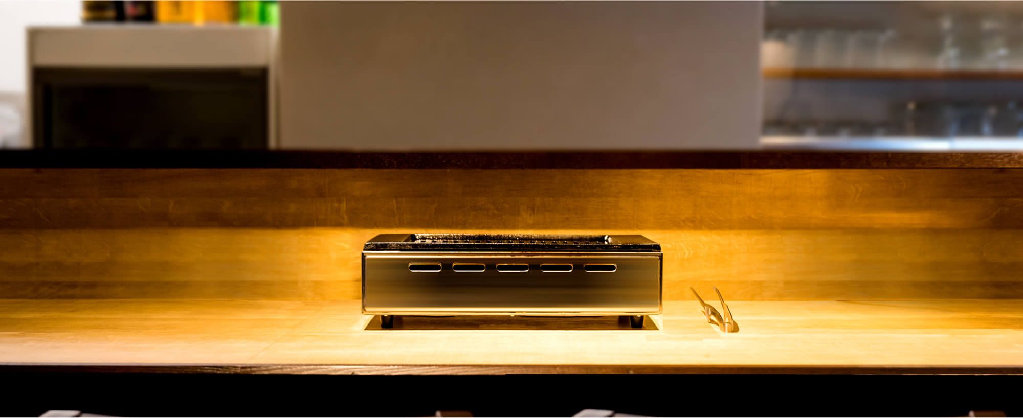 洗練されたカウンターに置かれたロースター