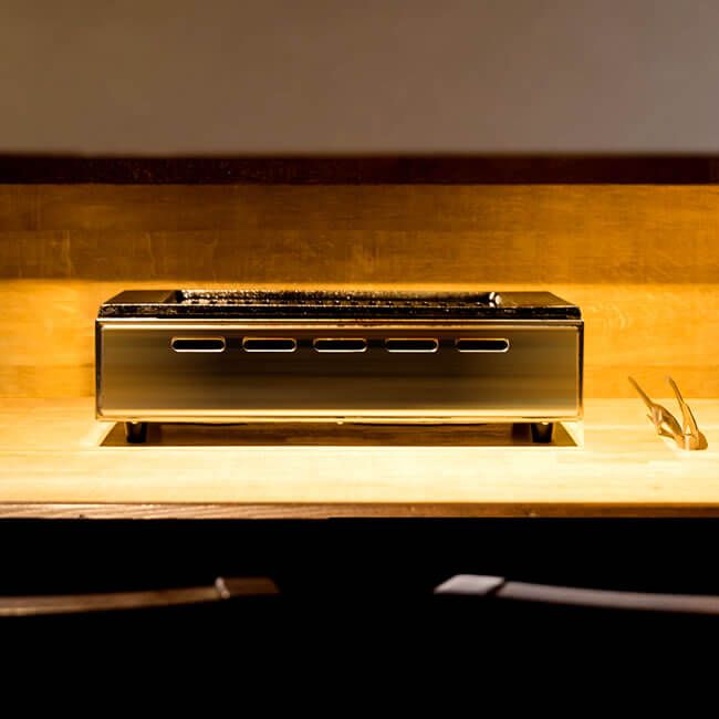 洗練されたカウンターに置かれたロースター