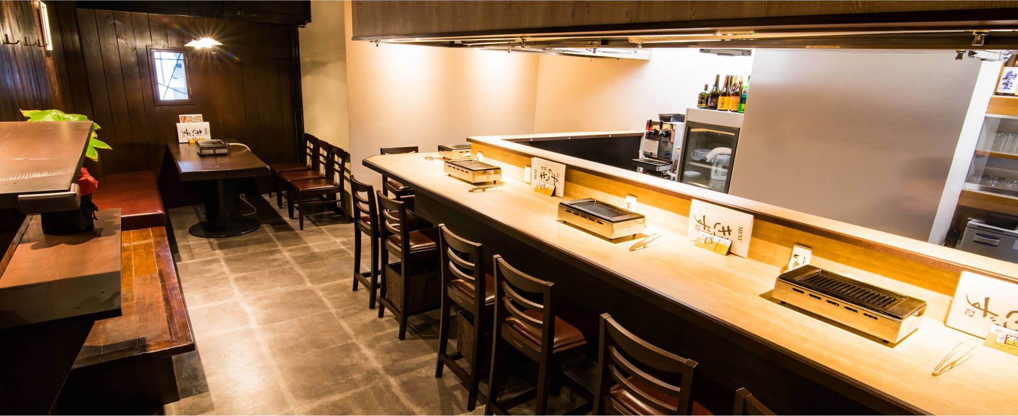 テーブルとカウンターがある店内イメージ