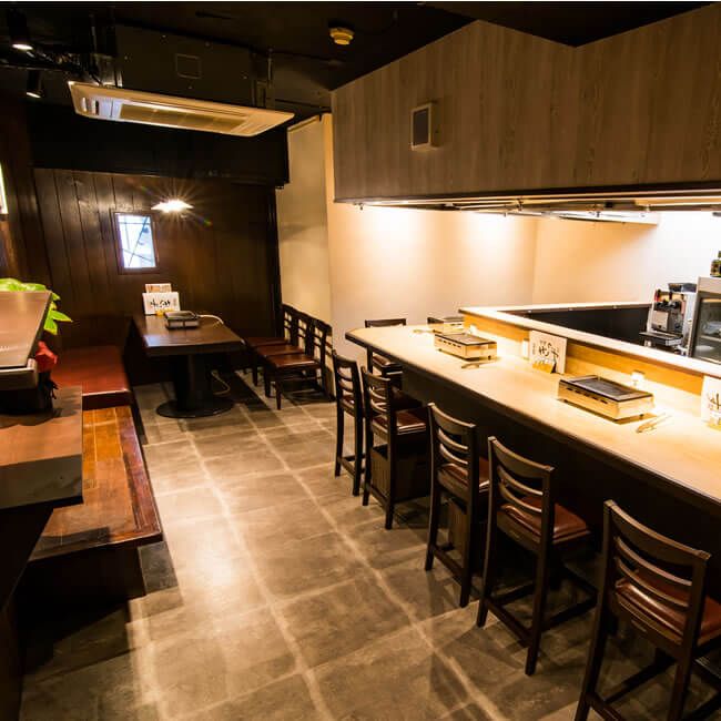 テーブルとカウンターがある店内イメージ