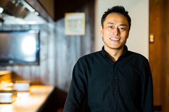 笑っている店主