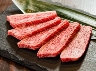 盛り付けされたカルビ