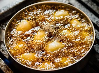 ごま油で揚げられるにんにくホイル焼き