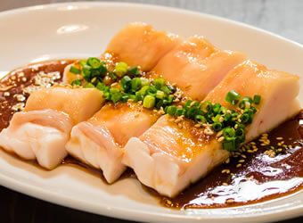 盛り付けされた上ホルモン