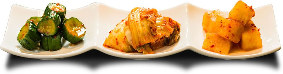 3種のキムチをお皿に盛り付けたキムチ盛り合わせ