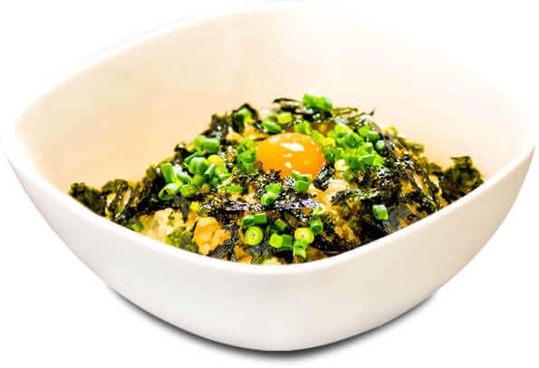 ネギやたまご、海苔が入ったネギごはん