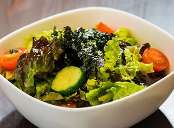 プチトマトやきゅうり、レタスなどが入ったきっずサラダ