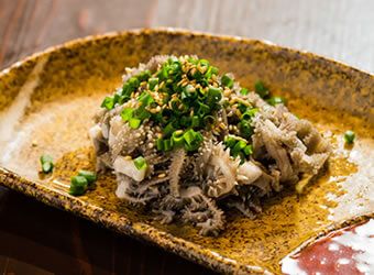 盛り付けされた生センマイ