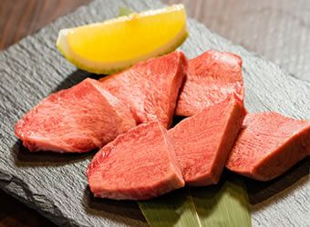 盛り付けされた上タン塩焼き