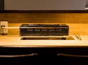 カウンターの上に置かれたロースター