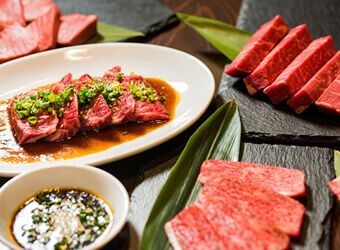 盛り付けられたハラミやサーロインなどの特選和牛がテーブルに並べられたイメージ