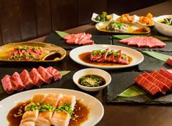 テーブルに並べられた、盛り付けされたお肉の写真